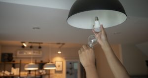 Becurile LED versus Becurile Incandescente: O Analiză Detaliată a Consumului și Impactului Financiar