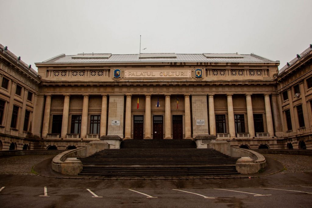 Conflictul Constituțional dintre ÎCCJ și Guvern: O Analiză a Deciziei CCR de Amânare