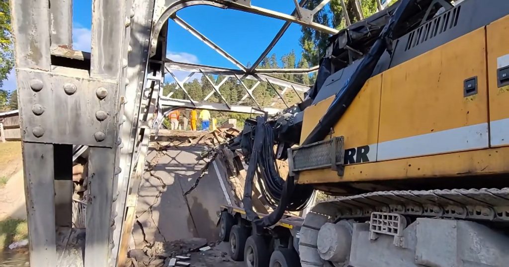 Prăbușirea unui pod din Bacău: O analiză detaliată a incidentului și implicațiile sale