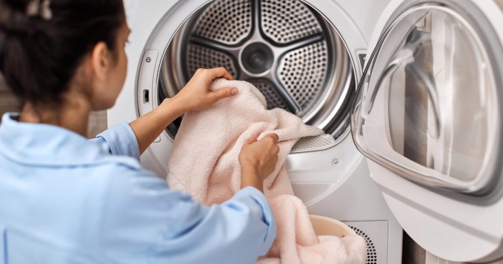 Importanța Spălării Corecte a Prosoapelor de Baie: Temperaturile și Metodele pentru Igienă Maximă