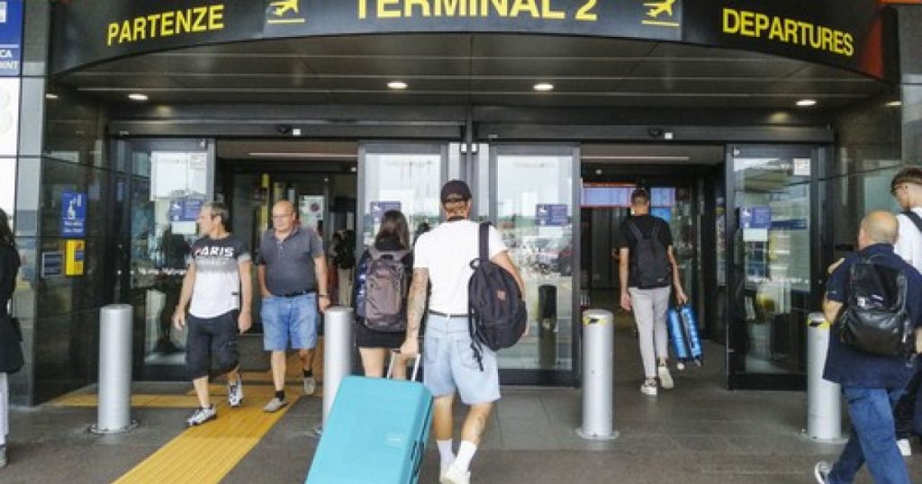 Redenumirea Aeroportului Milano-Malpensa în Onoarea lui Silvio Berlusconi: O Decizie Controversată cu Implicații Profunde