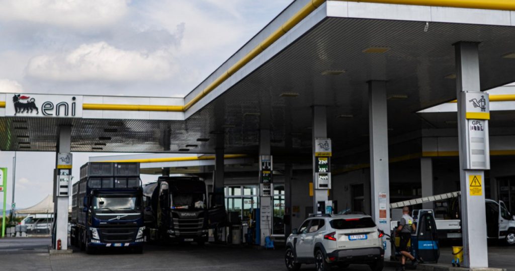 Eni plafonează prețurile combustibililor în Italia: O măsură de solidaritate sau o strategie de marketing?
