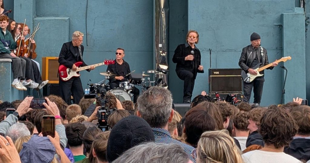 U2: O călătorie muzicală de 50 de ani marcată printr-un concert-surpriză la liceul lor