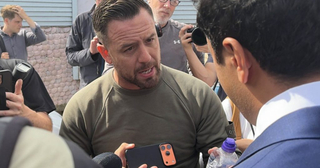 Scenariul îngrijorător al extremismului: Arestarea unui activist britanic după atacul asupra migranților