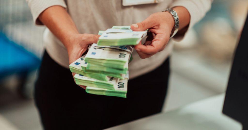 Escrocherie cu Inteligență Artificială: O Analiză Detaliată a Fraudei de 95 de Milioane de Euro în Italia