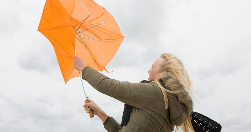 Avertizări meteorologice: Impactul vântului puternic asupra regiunilor din România