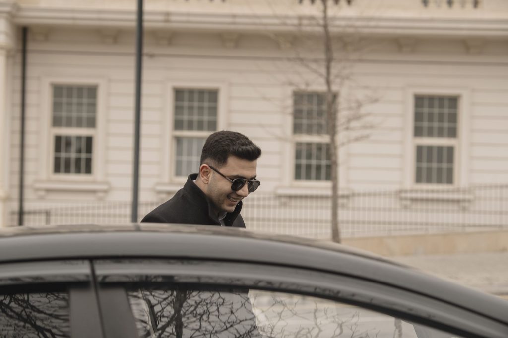 Scandalul Ambasadoarei SUA în Grecia: Reacția lui Grindeanu și Impactul asupra Guvernului Bolojan