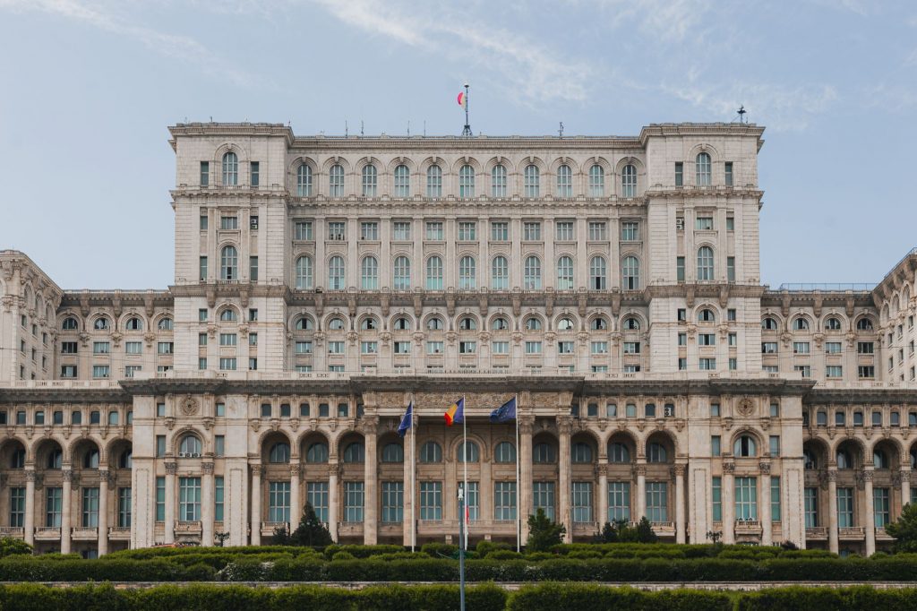 Analiza crizei politice: Șansele Guvernului Mureșan de a obține votul de încredere al Parlamentului