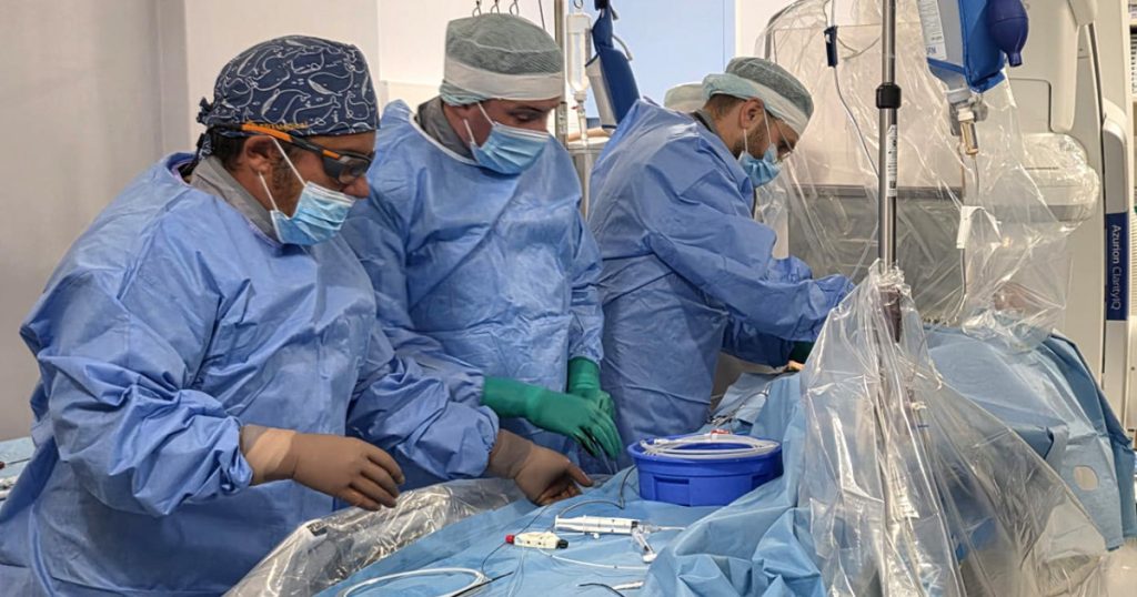 Intervenția TAVI: O Lumină în Întunericul Cardiovascular – Cazul Unui Pacient cu Dextrocardie