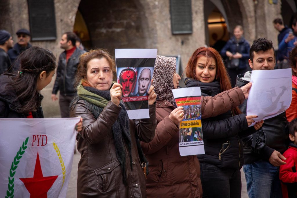 Libertatea de exprimare sub asediu: Cazul comicului turc Deniz Göktaş și impactul asupra societății turce