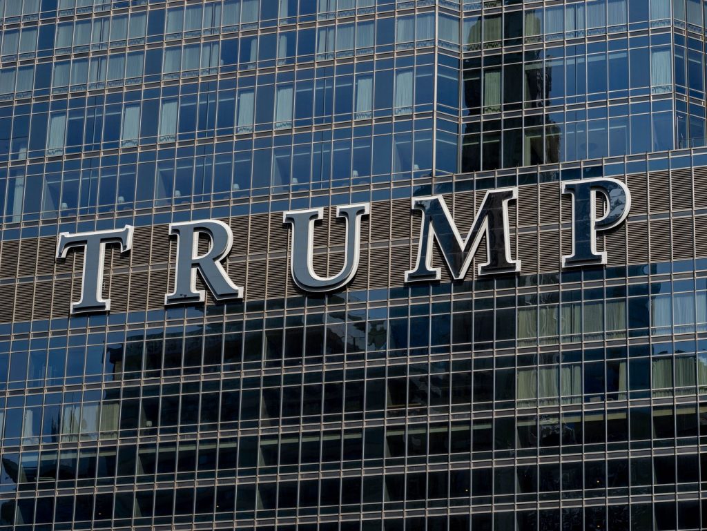 Controversa Propagandei: Donald Trump și Utilizarea Baniilor Publice în Campania Electorală