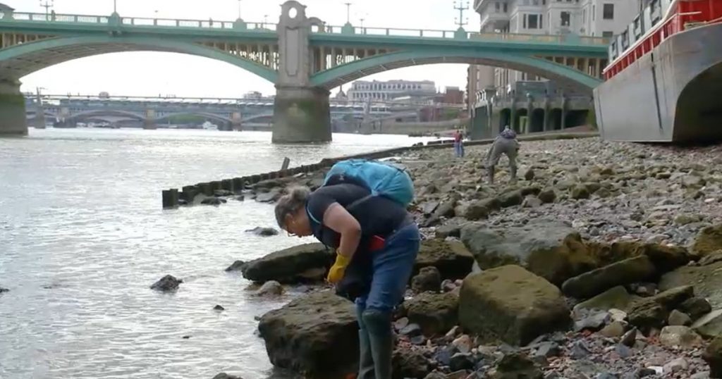 Căutătorii de comori din noroaiele Tamisei: O explorare a trecutului Londrei