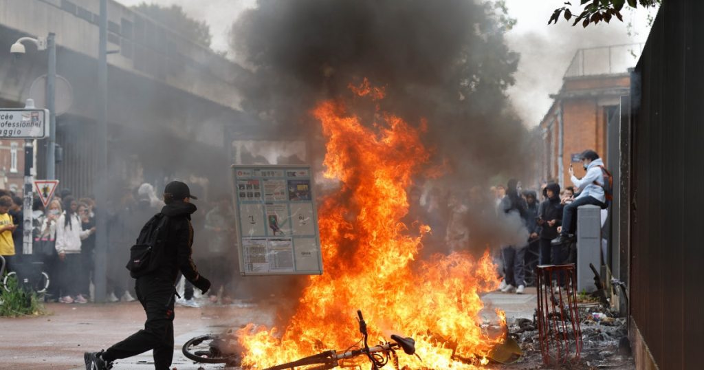 Protestele Elevilor din Franța: O Analiză a Haosului, Violenței și Nemulțumirilor Sociale