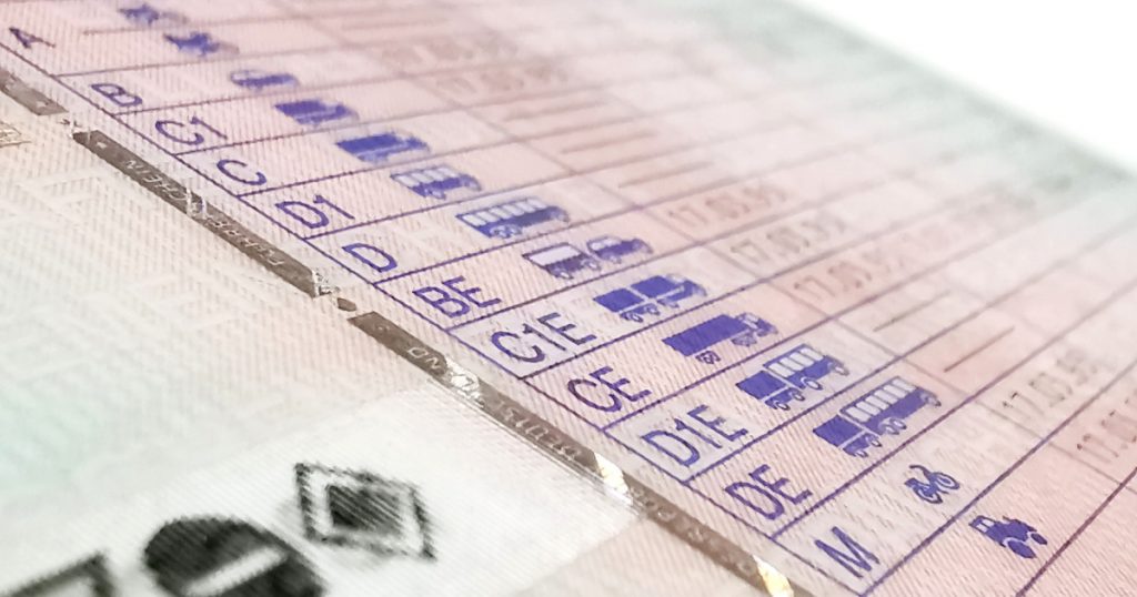 Frauda în Obținerea Permiselor de Conducere: O Analiză Detaliată a Rețelei de Instructori din Brașov