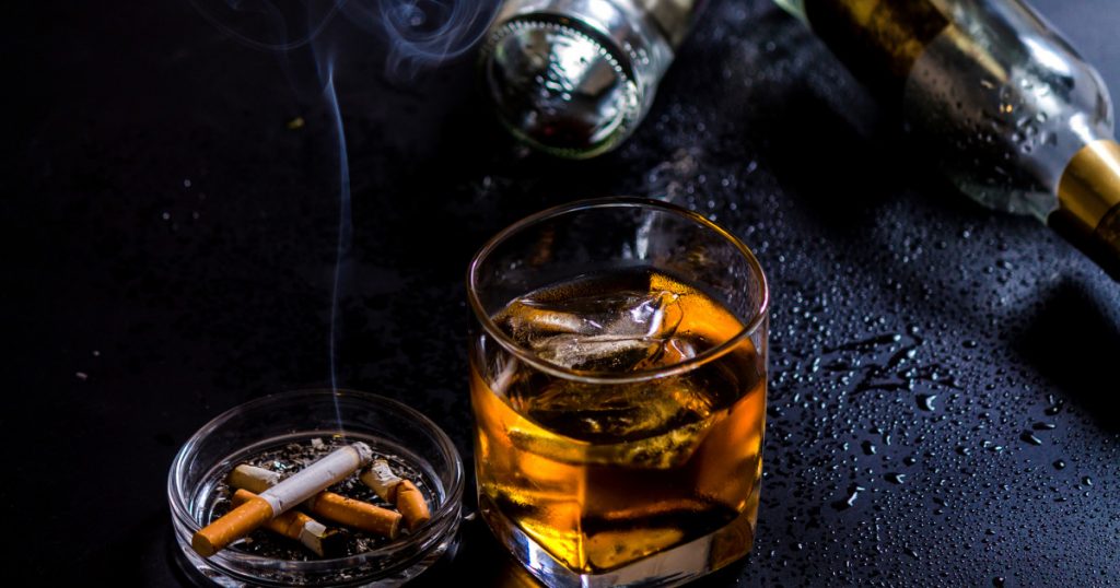 Paradoxul cheltuielilor românilor: Sute de lei pe alcool și țigări, doar 23 de lei pe educație