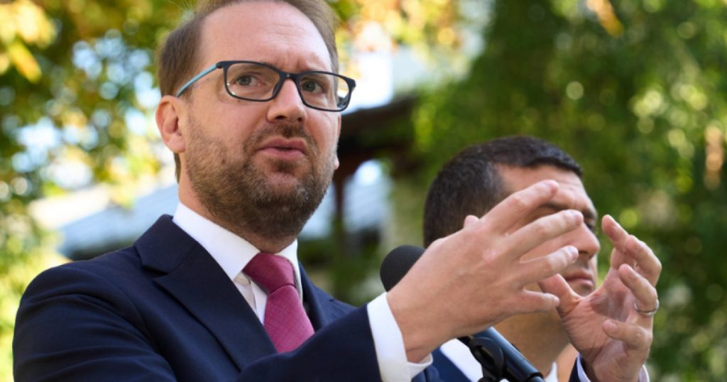 Criza Guvernamentală din România: Cererea lui Dominic Fritz pentru Alegeri Anticipate și Impactul Asupra Viitorului Politic